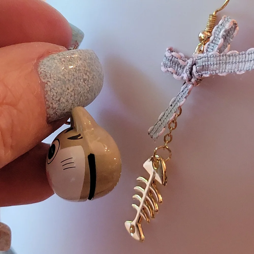 💥ONE LEFT💥Kitty’s Lunch Mismatched Dangle Earrings, 16k gold - Picture 4 of 5